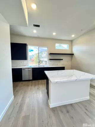 Photo #6: 240005129 Listing