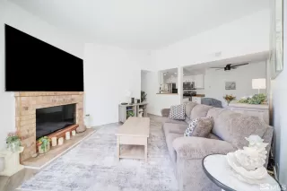 Photo #3: 240006149 Listing