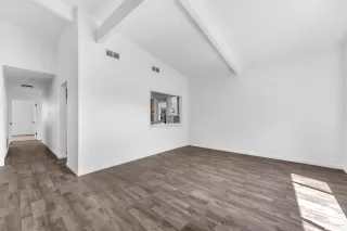 Photo #4: 240010180 Listing 