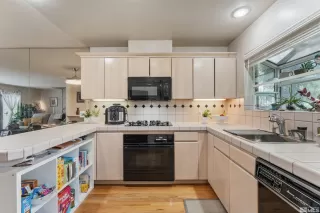 Photo #4: 240011973 Listing