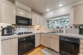 Photo #5: 240011973 Listing