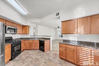 Photo #5: 240013715 Listing