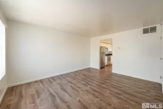 Photo #4: 240013875 Listing