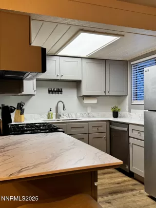 Photo #5: 250051096 Listing 