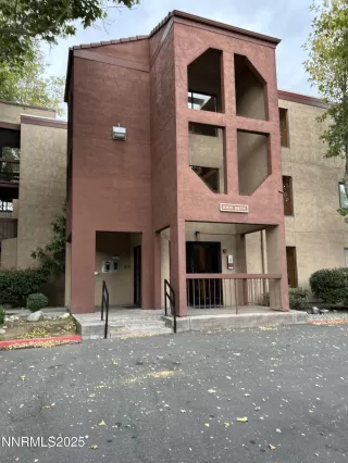 Browse active condo listings in LAKESIDE PLAZA