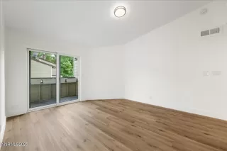 Photo #4: 250055840 Listing