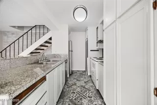 Photo #5: 250056398 Listing