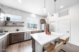 Photo #2: 250056704 Listing