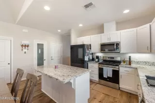 Photo #3: 260001654 Listing