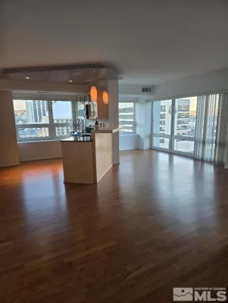 Photo #5: 260007398 Listing