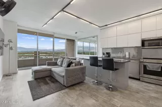 Photo #4: 260007414 Listing