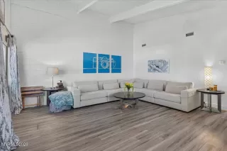 Photo #4: 260008008 Listing