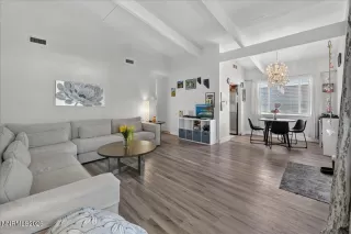 Photo #6: 260008008 Listing